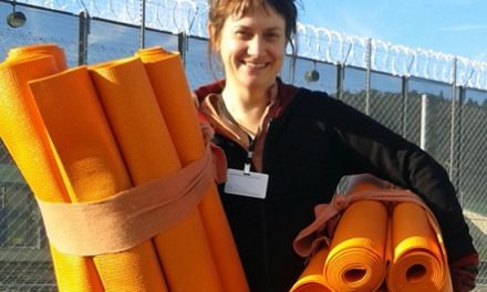 Bên ngoài phạm vi lớp học yoga tại studio: những điều tôi học được khi dạy yoga trong tù